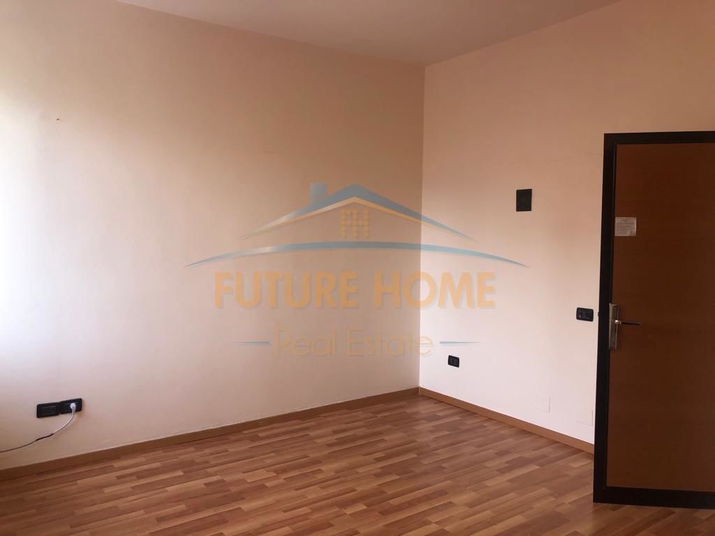 Qera Ambjent per Zyra Ish Ekspozita 300 Euro