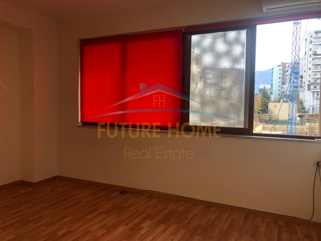 Qera Ambjent per Zyra Ish Ekspozita 300 Euro