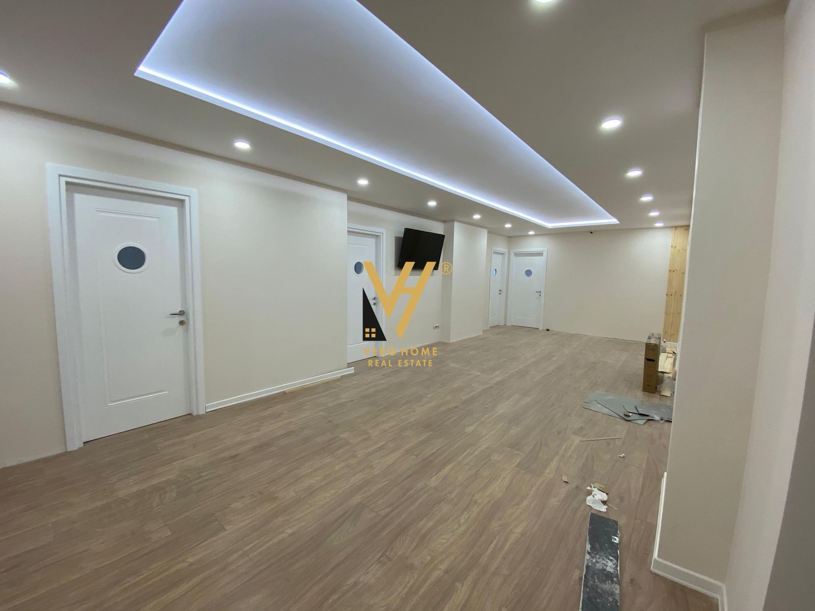 ZYRE 180 M2 ME QERA TE RRUGA E KAVAJES 1.850 EURO