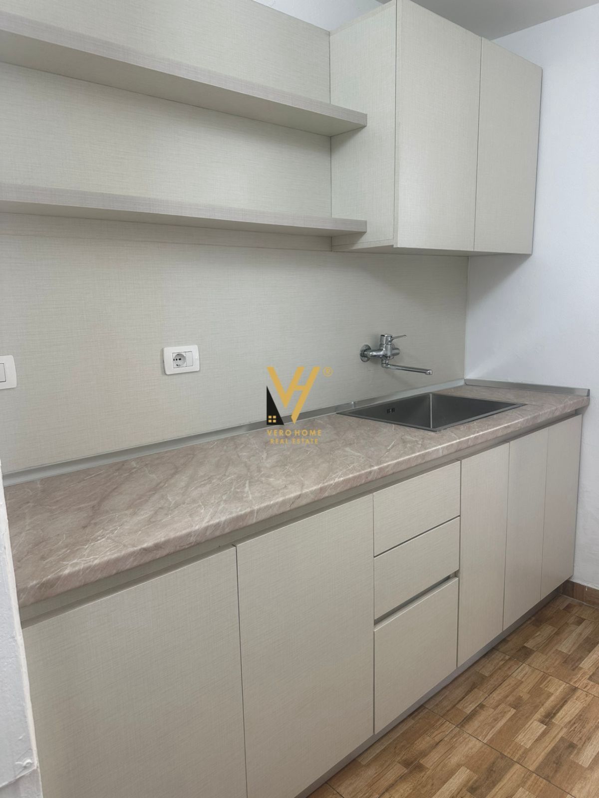 AMBIENT 119 M2 TE BULEVARDIT ZOGU I 1.500 EURO