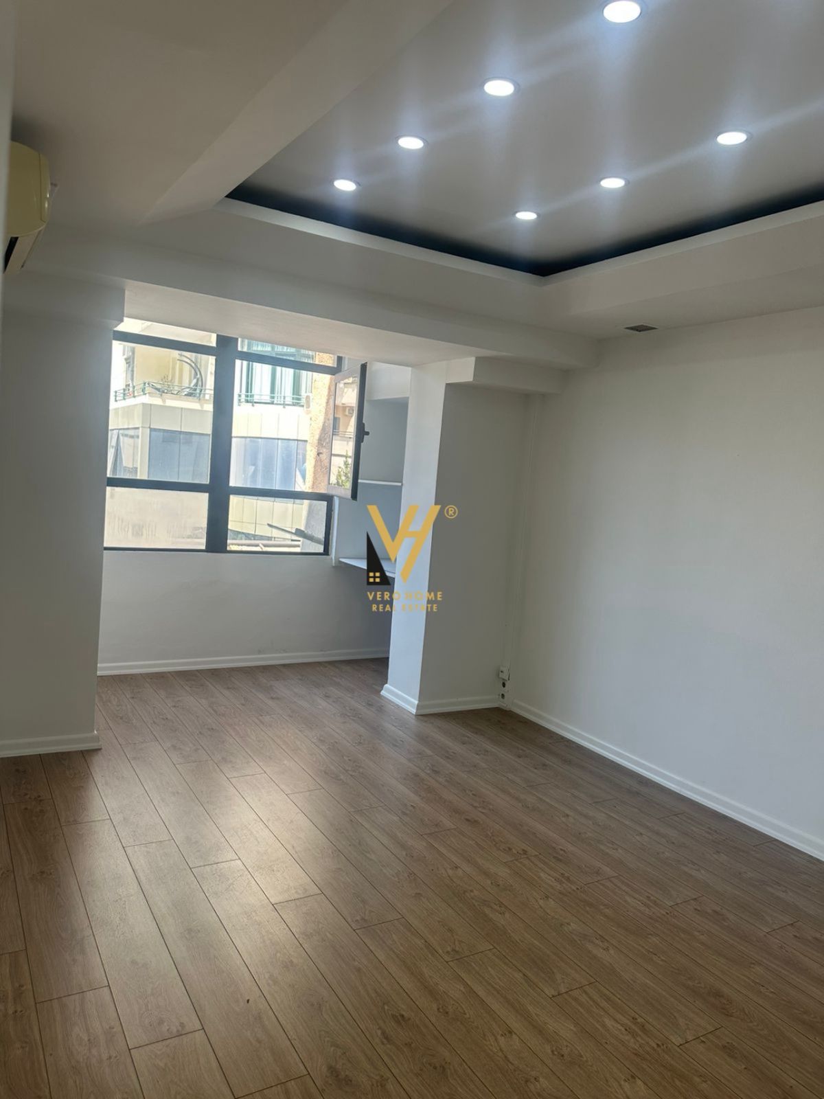 AMBIENT 119 M2 TE BULEVARDIT ZOGU I 1.500 EURO