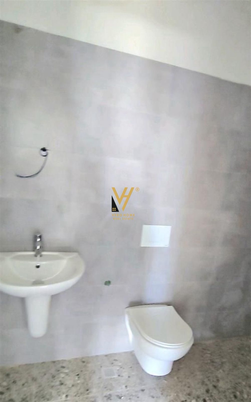 ZYRE 65 M2 ME QERA TE UNIVERS CITY 600 EURO