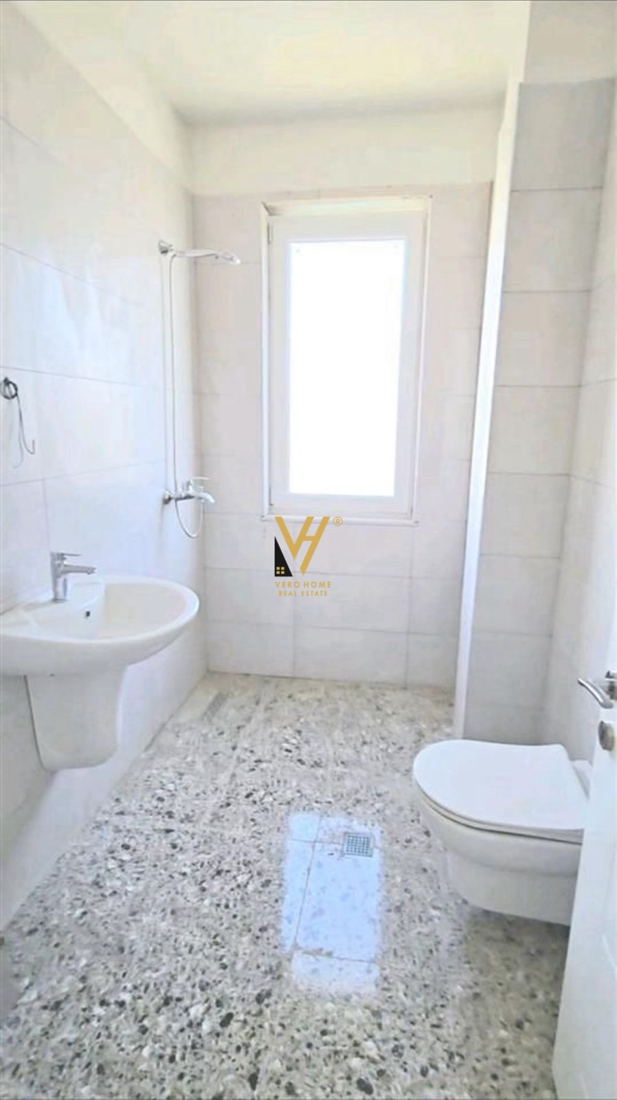 ZYRE 65 M2 ME QERA TE UNIVERS CITY 600 EURO