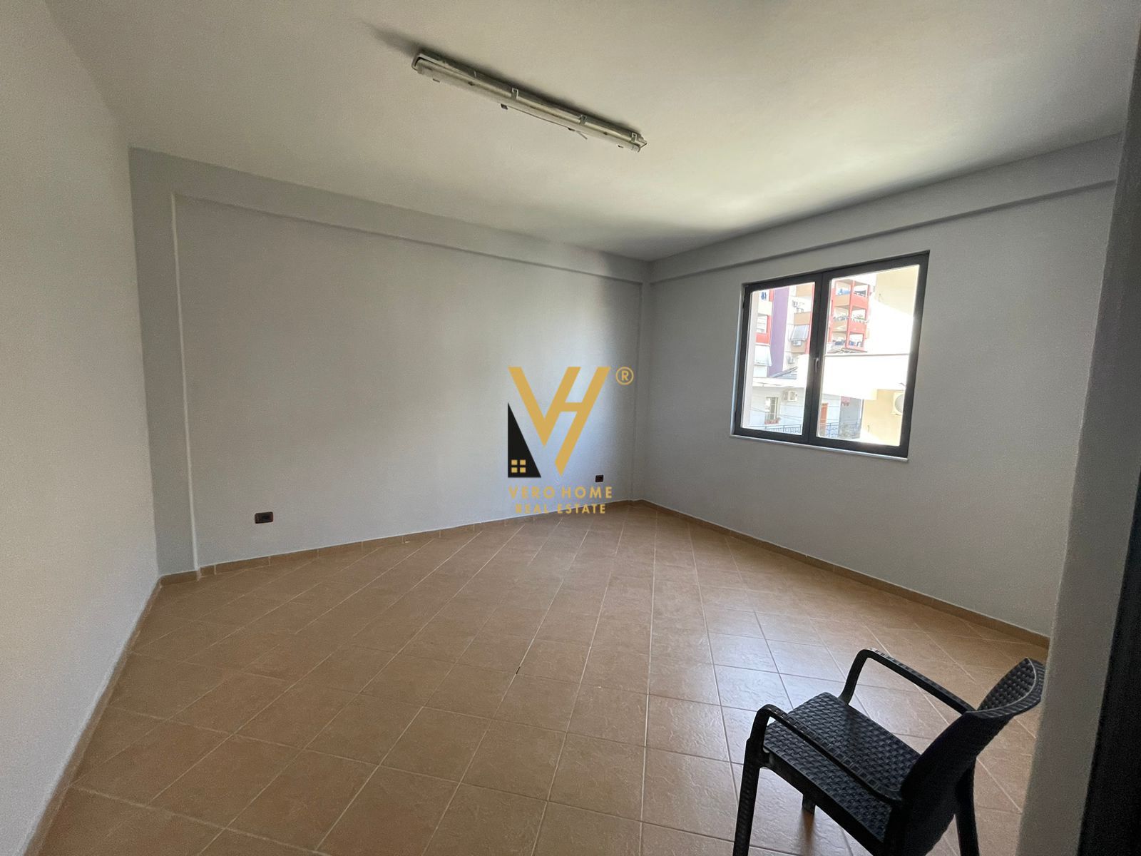 AMBIENT BIZNESI 209 M2 ME QERA NE ASTIR 1.500 EUR