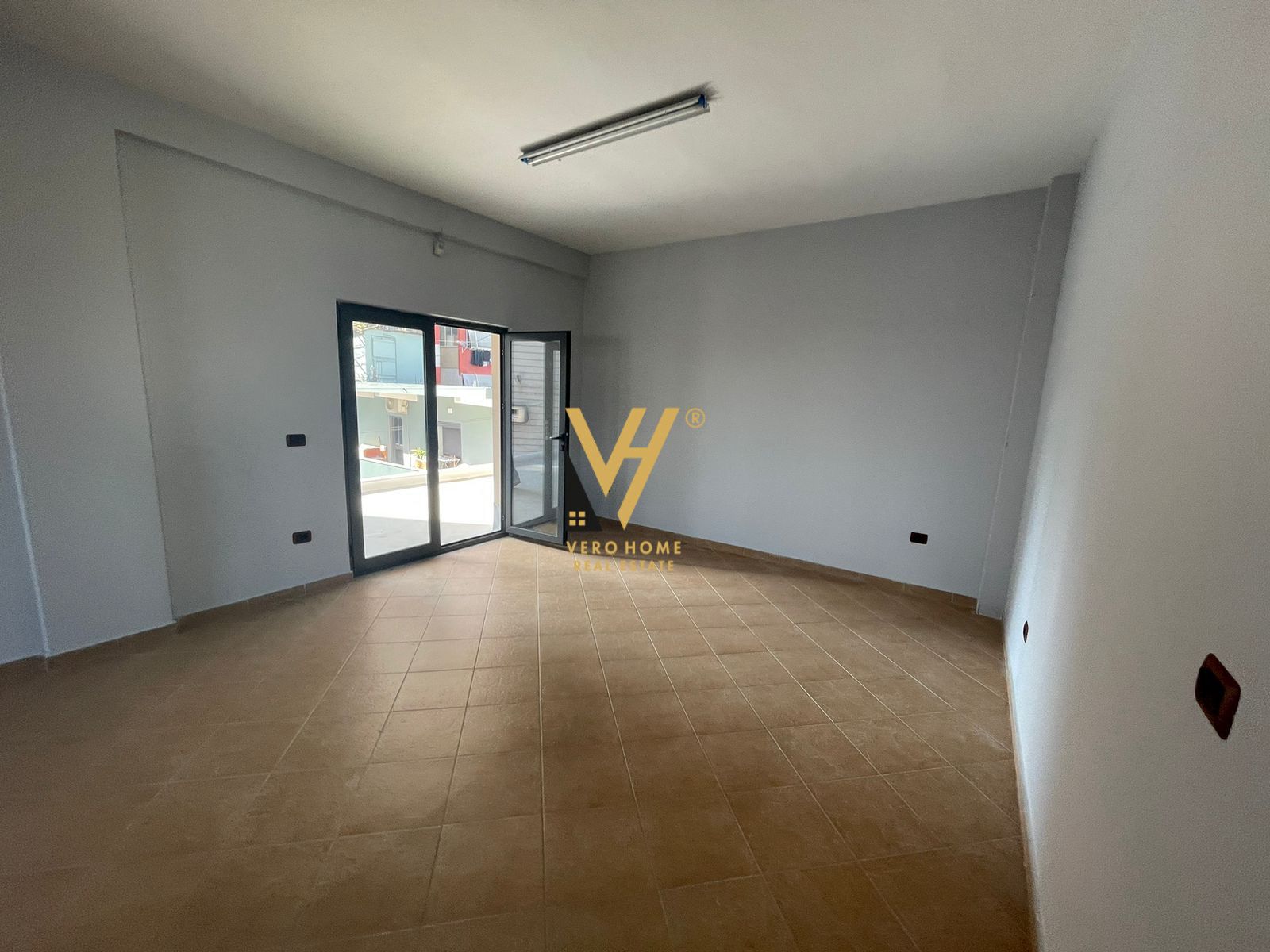 AMBIENT BIZNESI 209 M2 ME QERA NE ASTIR 1.500 EUR