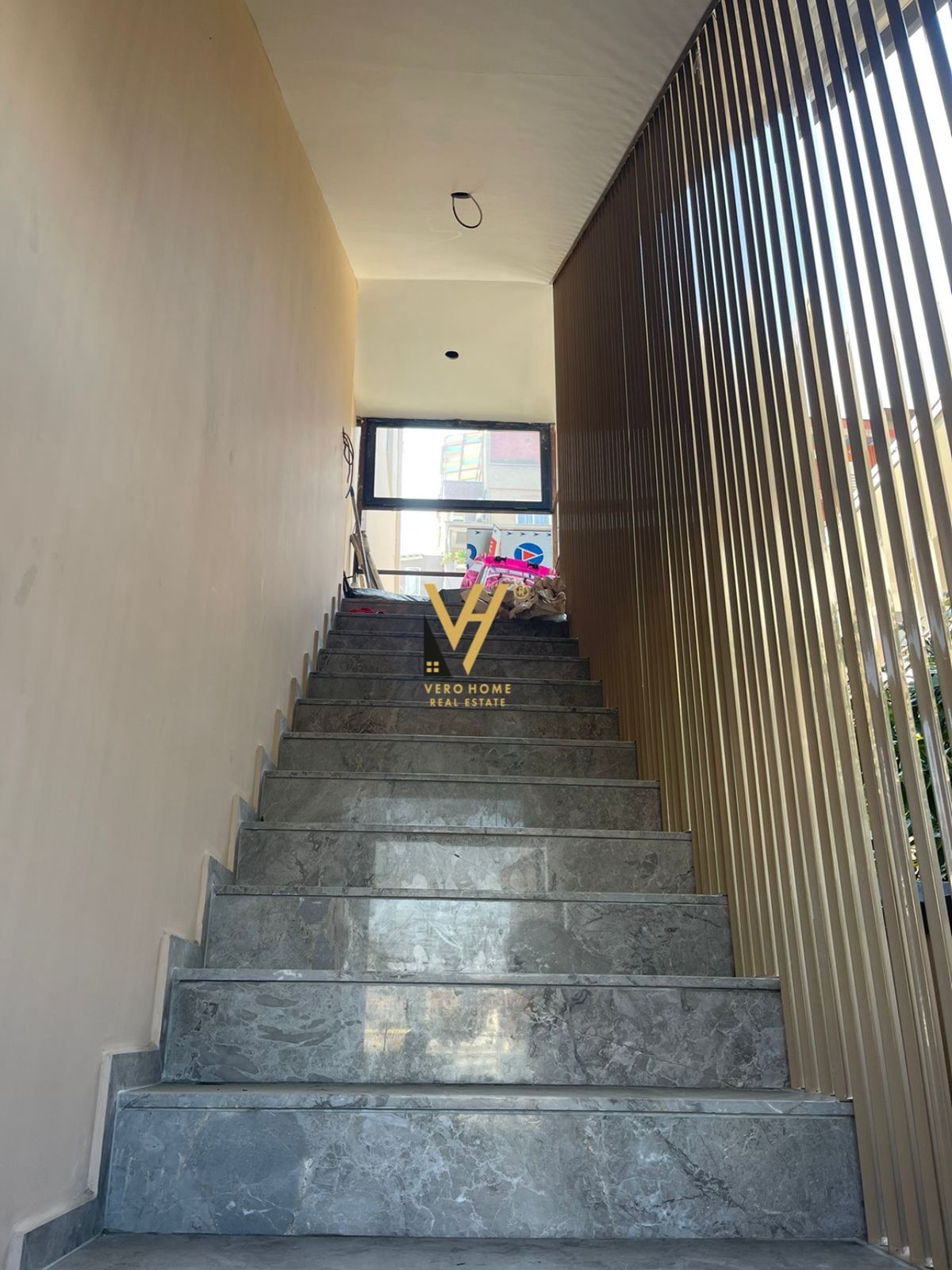 AMBIENT BIZNESI 209 M2 ME QERA NE ASTIR 1.500 EUR