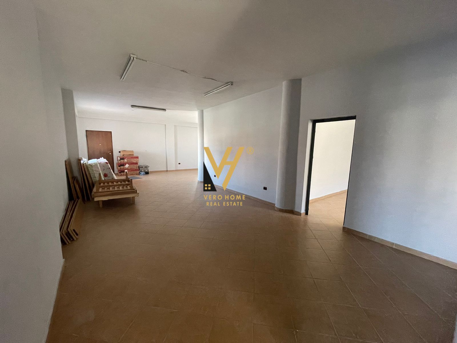 AMBIENT BIZNESI 209 M2 ME QERA NE ASTIR 1.500 EUR