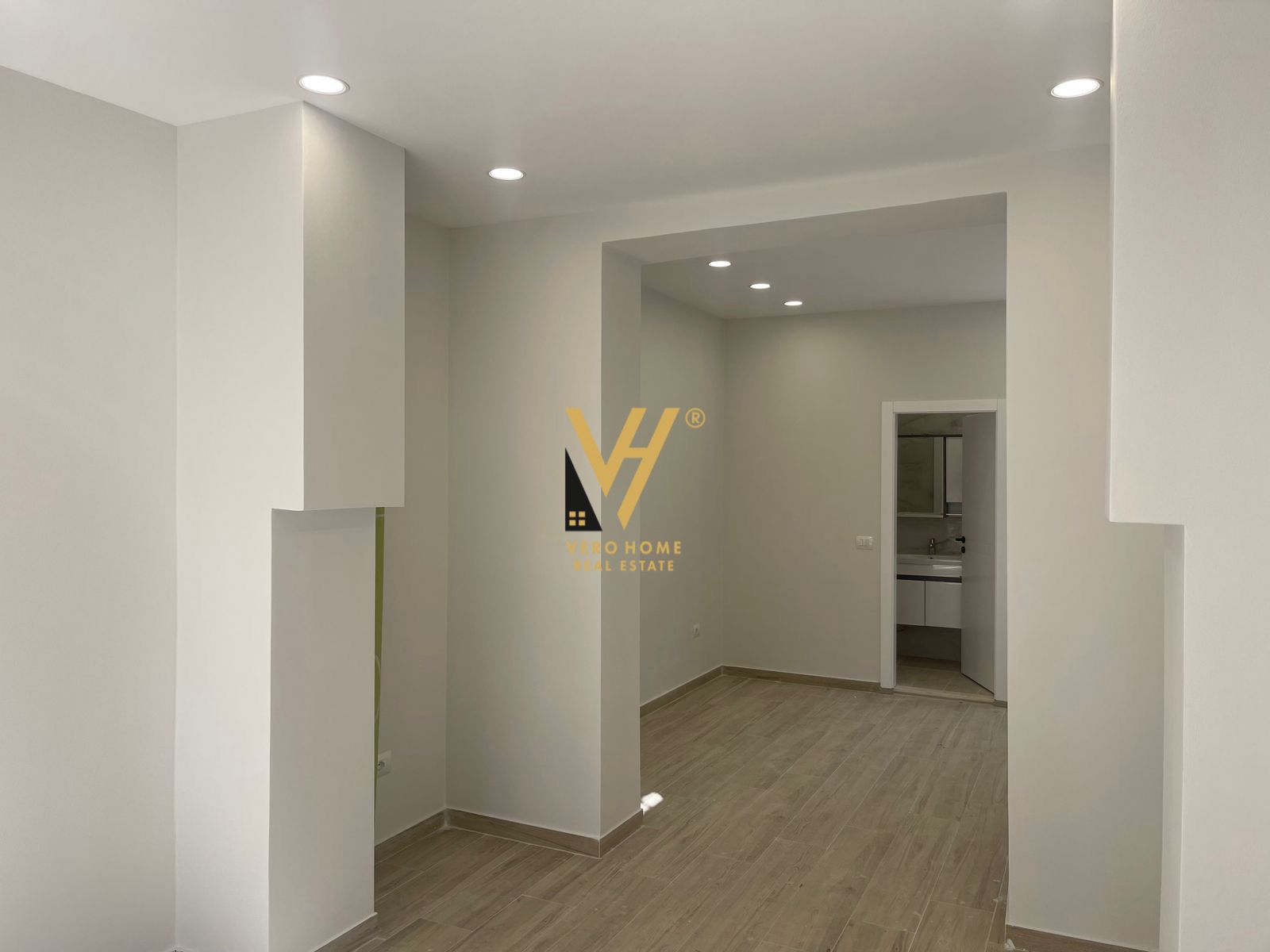 DYQAN 40 M2 ME QERA TE STADIUMI DINAMO 500 EURO