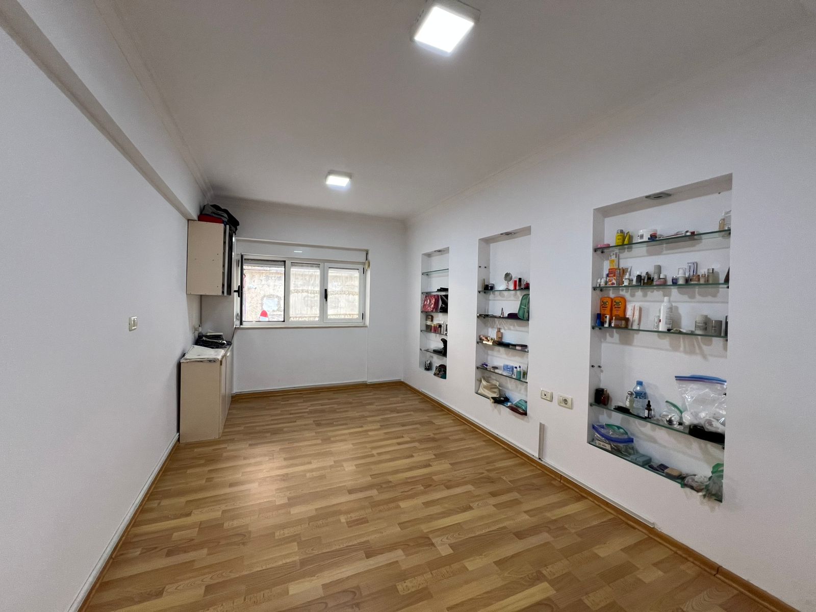 Qira, Ambient Biznesi, “Piaca – Qendër”Tiranë€1555