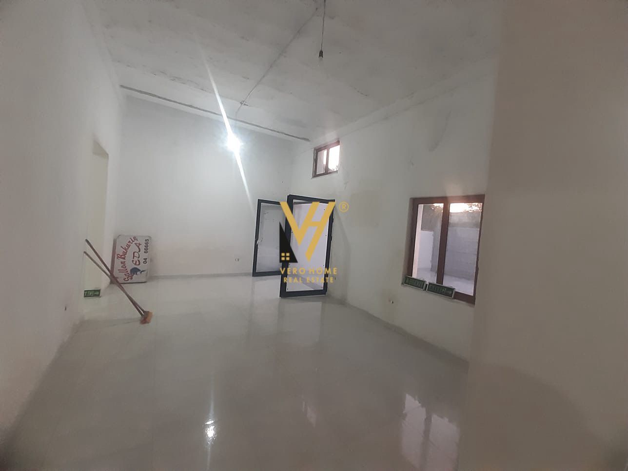 MAGAZINE 340 M2 ME QERA NE KOMBINAT 900 EURO