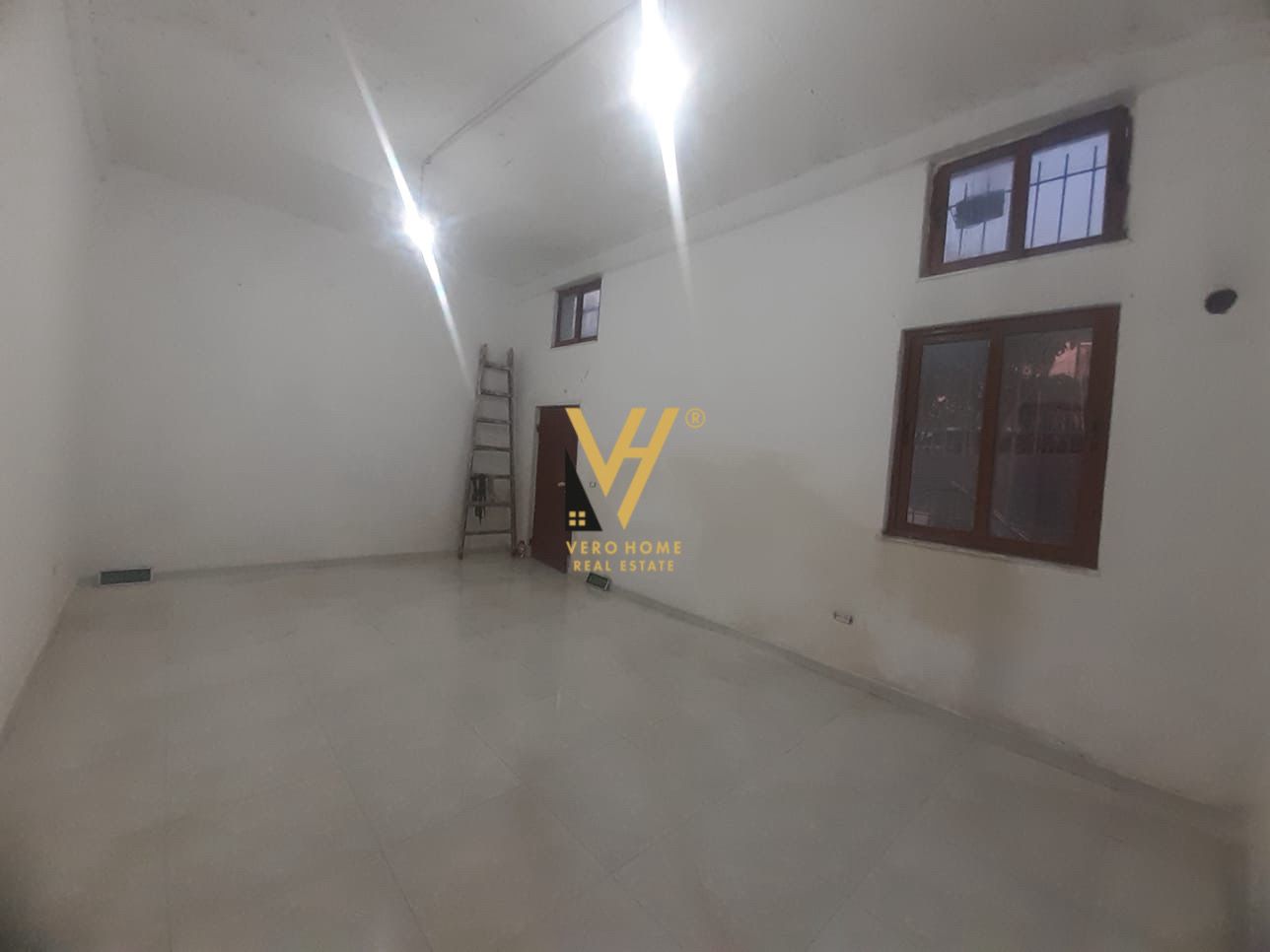 MAGAZINE 340 M2 ME QERA NE KOMBINAT 900 EURO