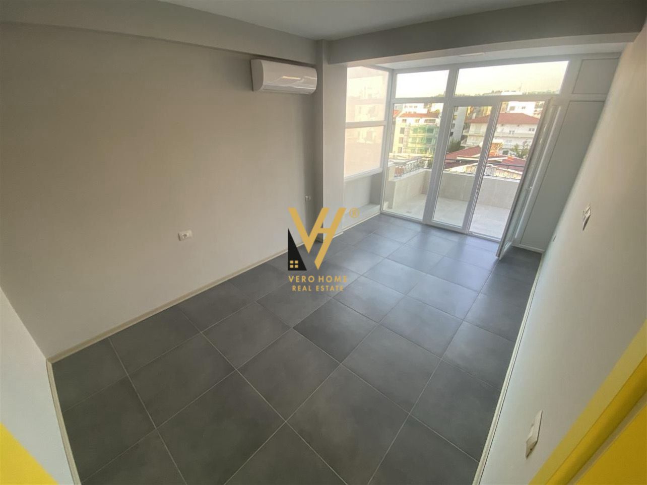 ZYRE 100 M2 ME QERA TE LICEU ARTISTIK 500 EURO