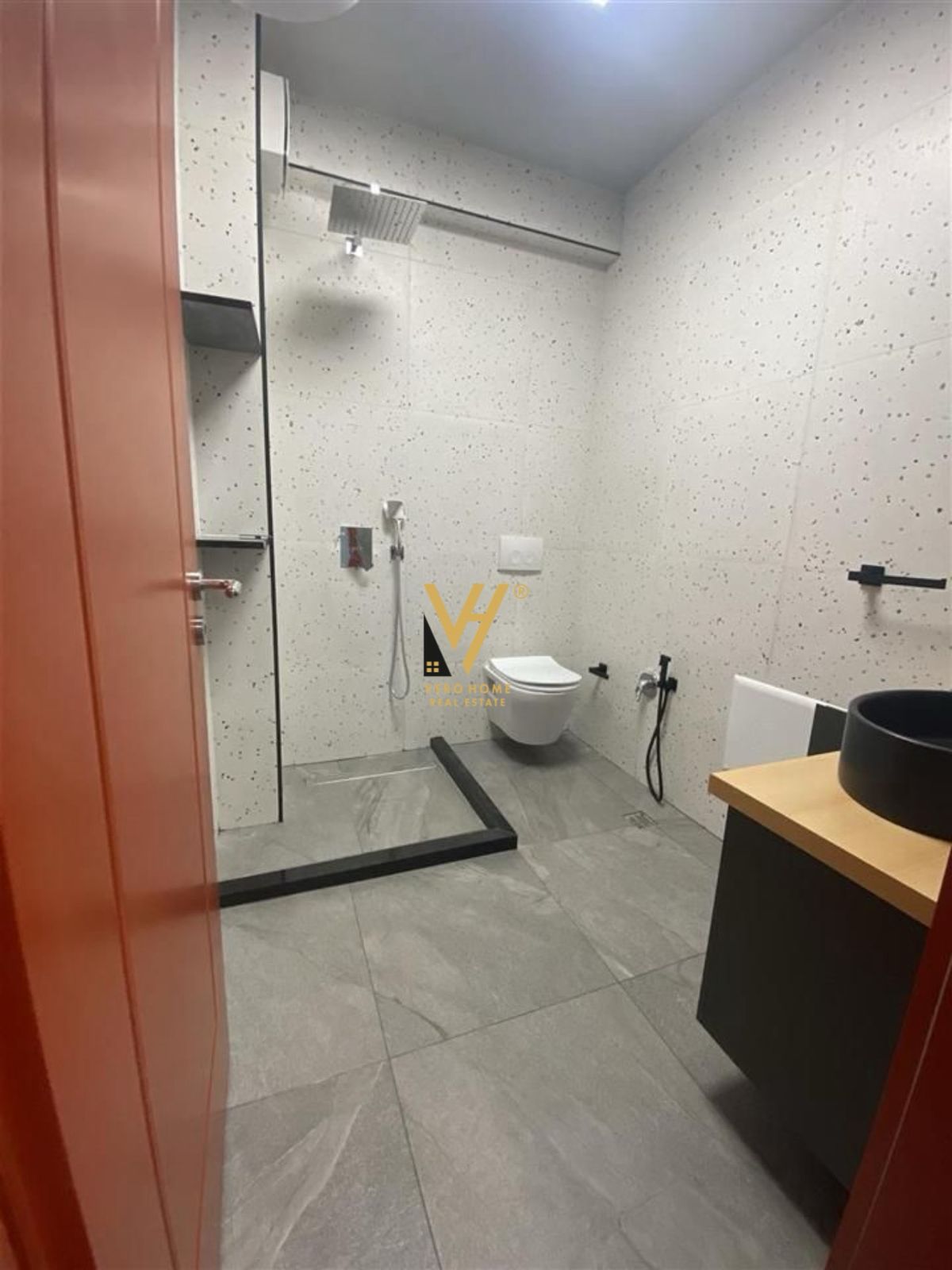 ZYRE 100 M2 ME QERA TE LICEU ARTISTIK 500 EURO