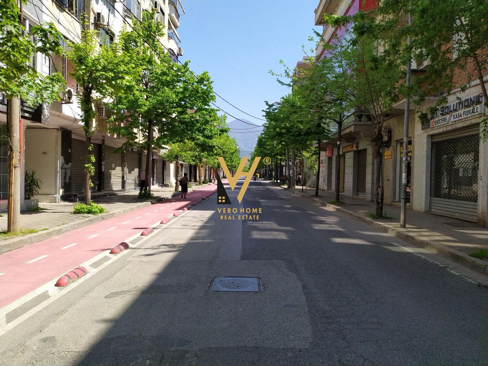 AMBIENT 20 M2 ME QERA TE HOXHA TAHSIM 300 EURO