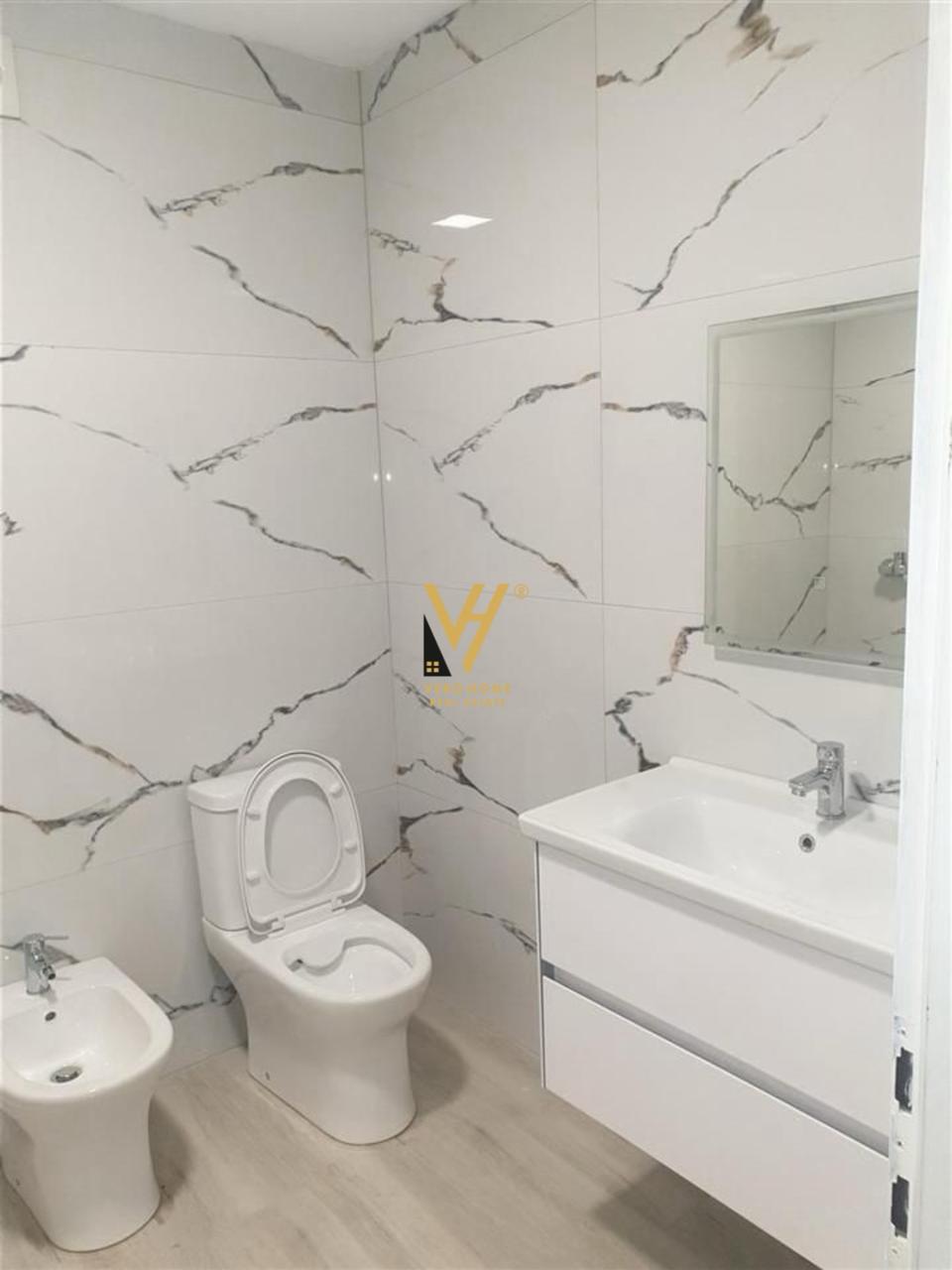 ZYRE 76 M2 ME QERA NE BLLOK 900 EURO