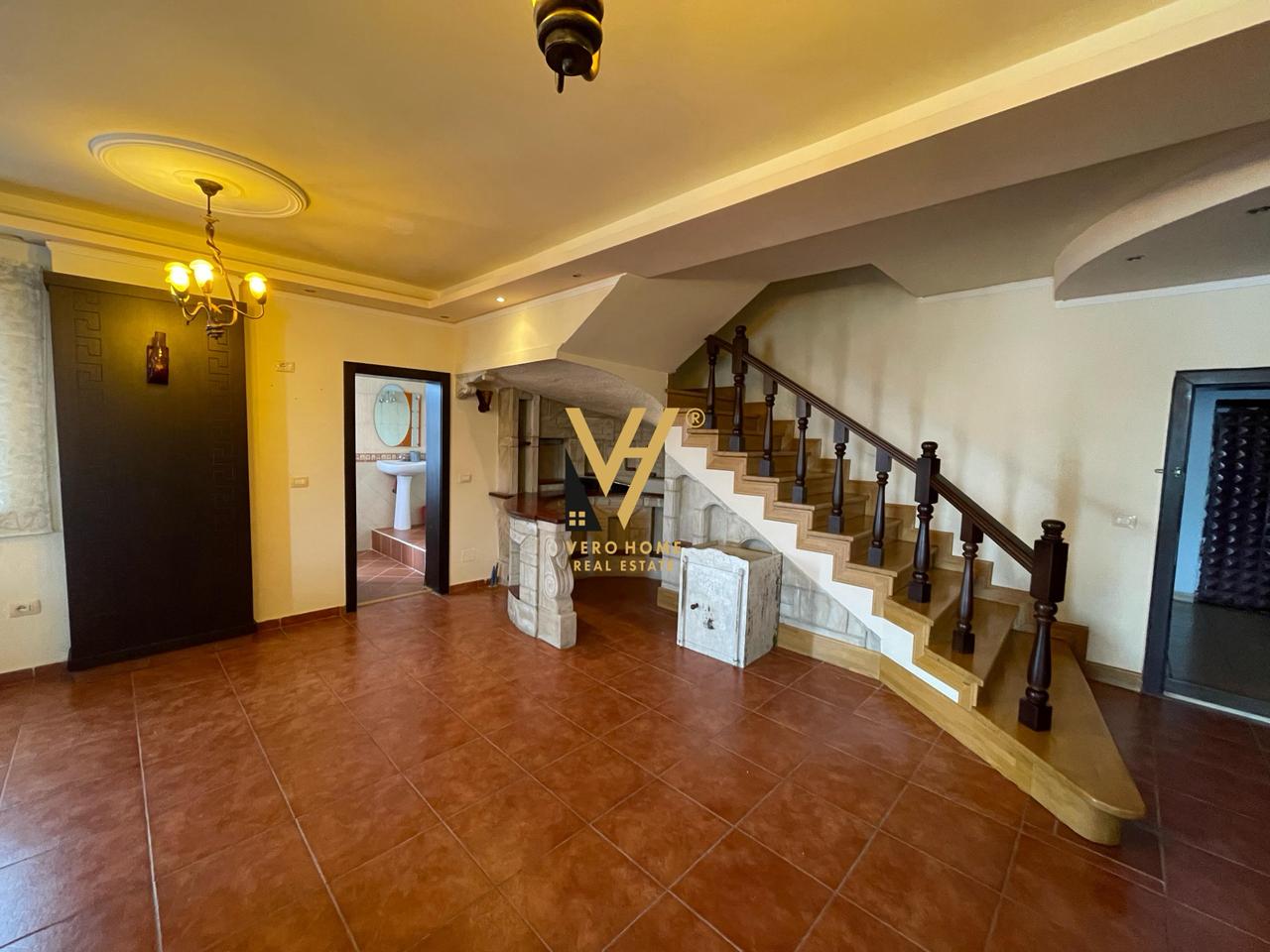 ZYRE 300 M2 ME QERA TE KOMUNA E PARISIT 1.500 EURO