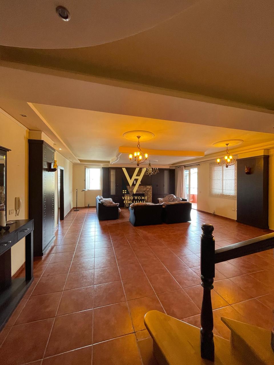 ZYRE 300 M2 ME QERA TE KOMUNA E PARISIT 1.500 EURO