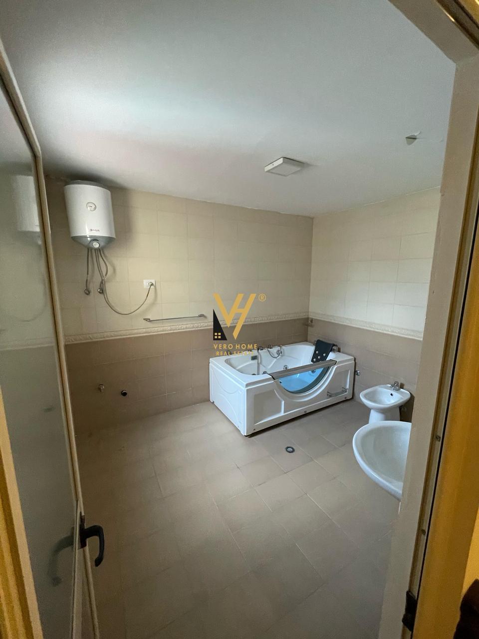 ZYRE 300 M2 ME QERA TE KOMUNA E PARISIT 1.500 EURO