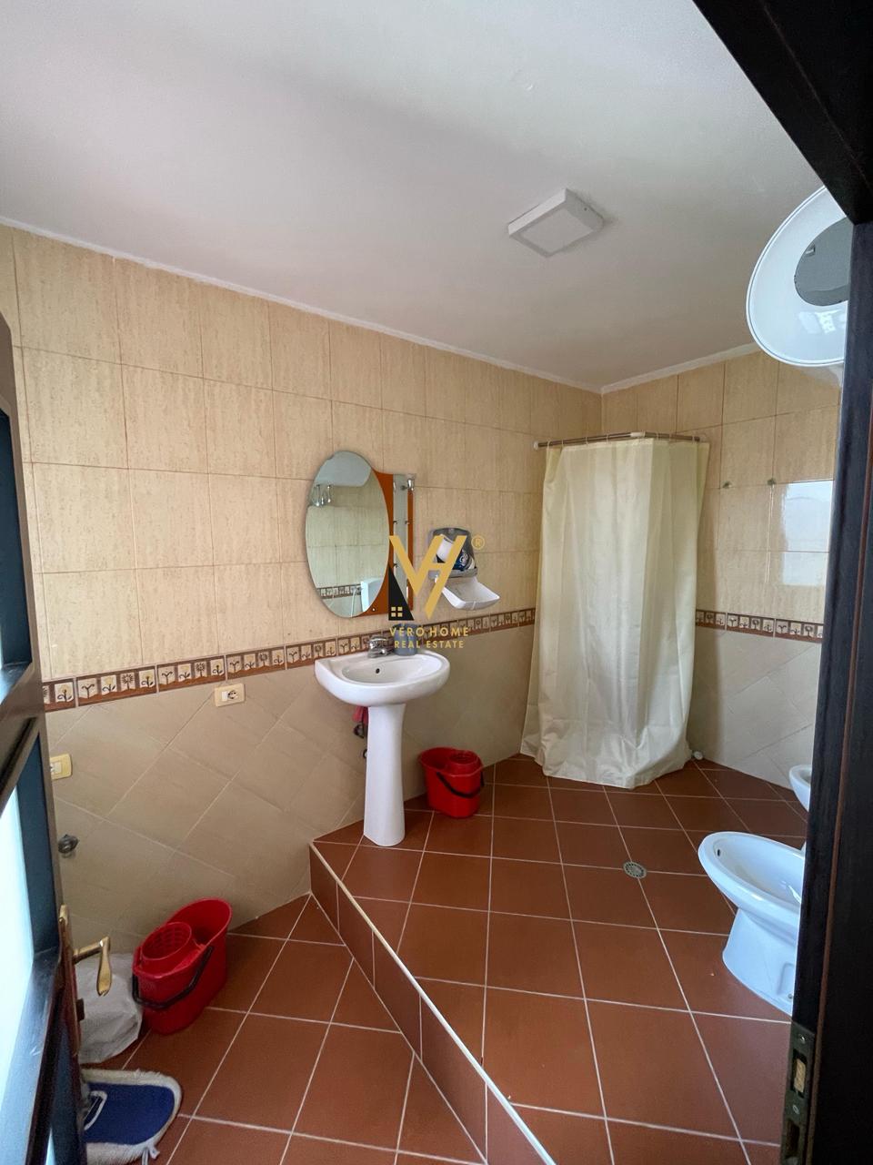 ZYRE 300 M2 ME QERA TE KOMUNA E PARISIT 1.500 EURO