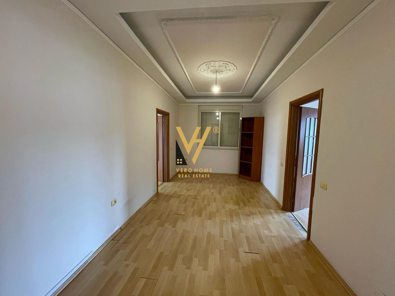 ZYRE 300 M2 ME QERA TE KOMUNA E PARISIT 1.500 EURO
