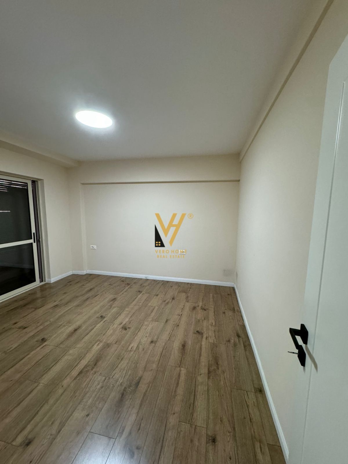 ZYRE 80 M2 ME QERA TE 9-KATSHET, QENDER 1.200 EURO