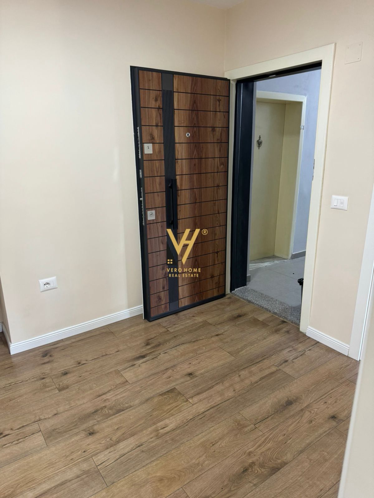 ZYRE 80 M2 ME QERA TE 9-KATSHET, QENDER 1.200 EURO