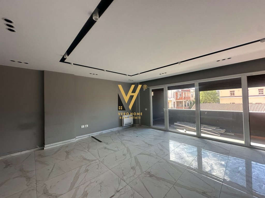 ZYRE 170 M2 ME QERA STACIONI I TRENIT 1.500 EURO