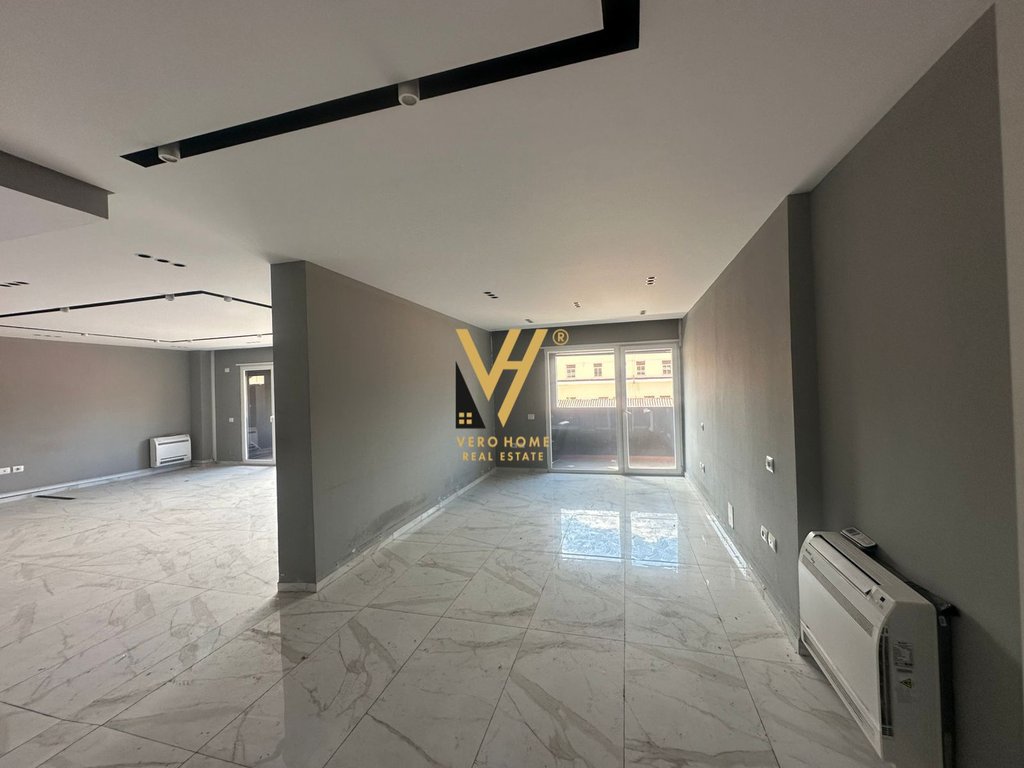 ZYRE 170 M2 ME QERA STACIONI I TRENIT 1.500 EURO