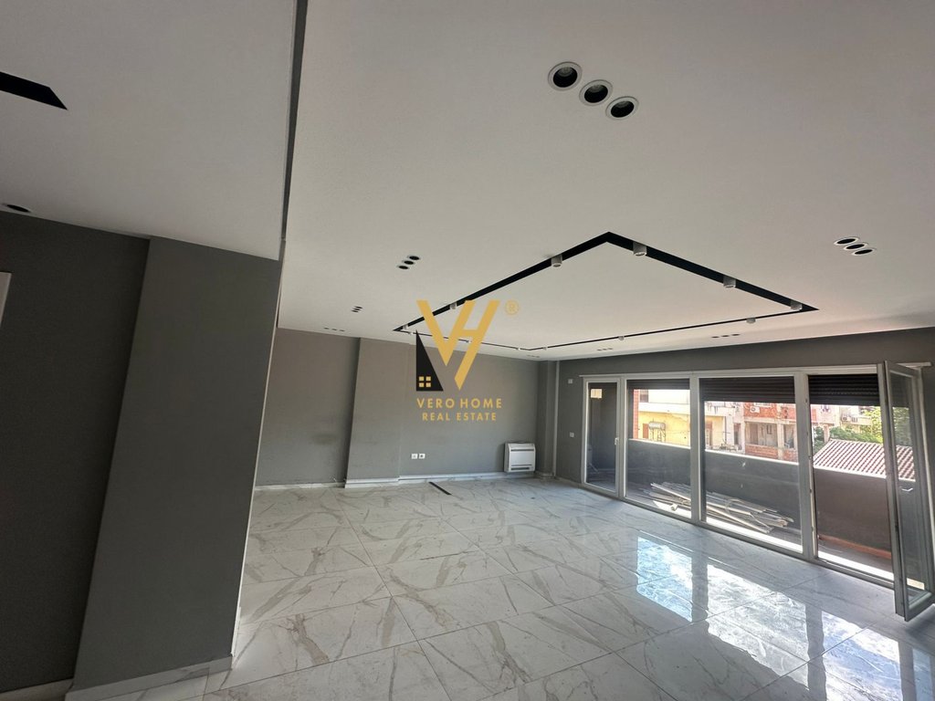 ZYRE 170 M2 ME QERA STACIONI I TRENIT 1.500 EURO