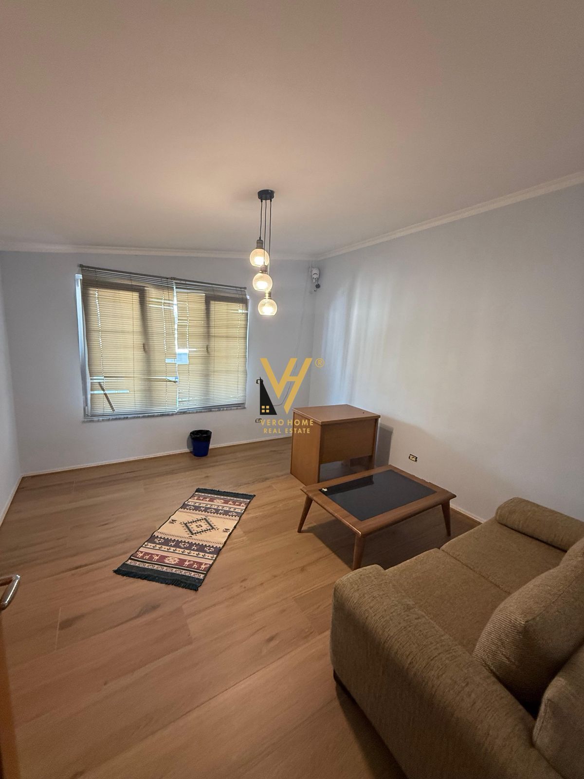 ZYRE 100 M2 ME QERA TE KOMUNA E PARISIT 900 EURO