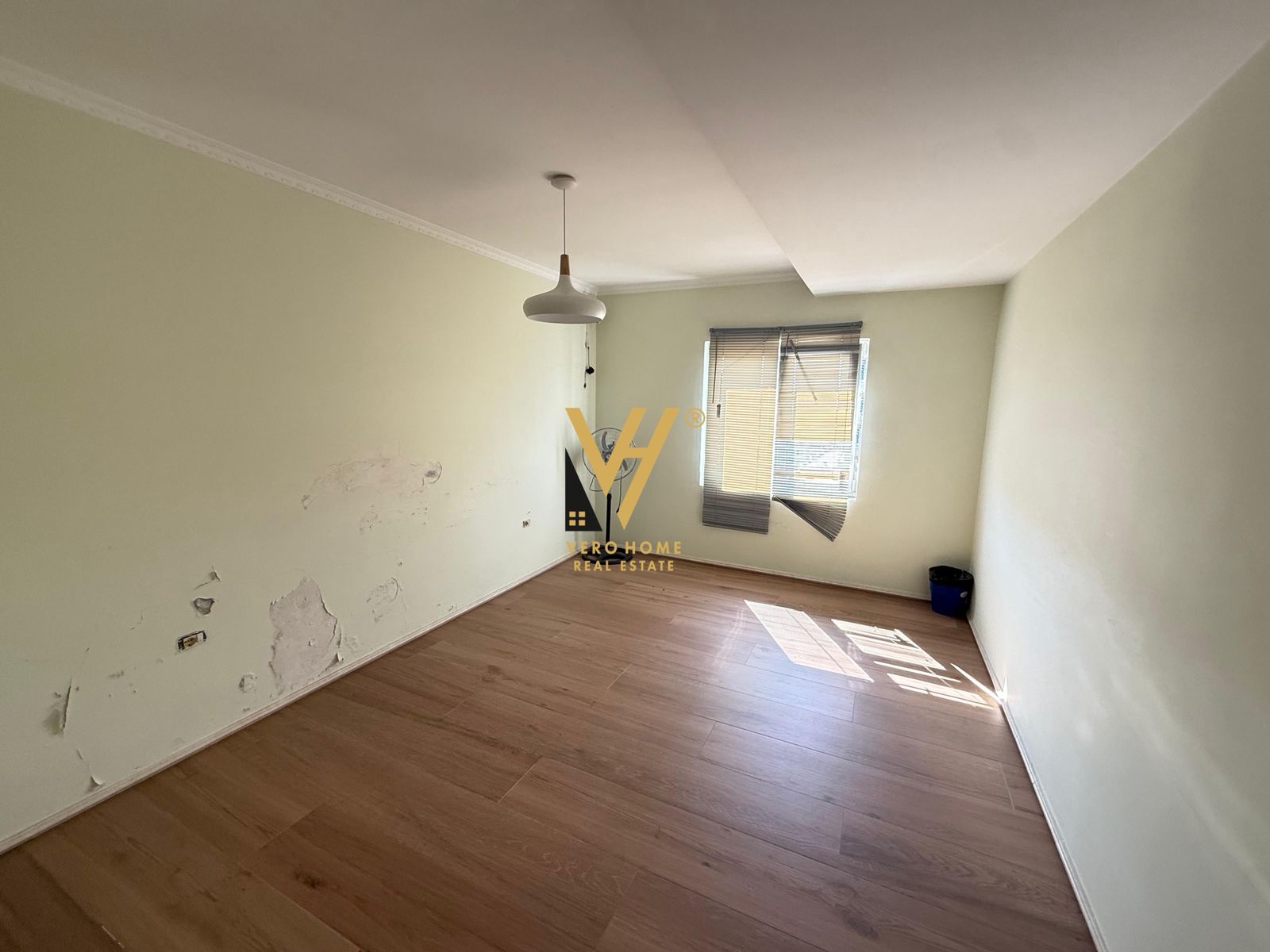 ZYRE 100 M2 ME QERA TE KOMUNA E PARISIT 900 EURO