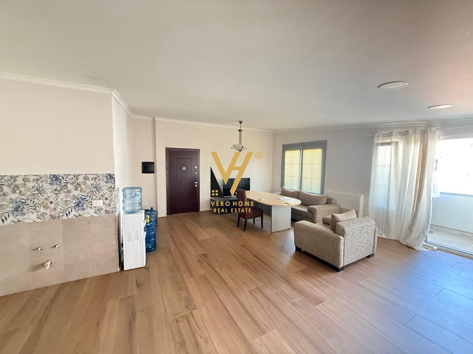 ZYRE 100 M2 ME QERA TE KOMUNA E PARISIT 900 EURO