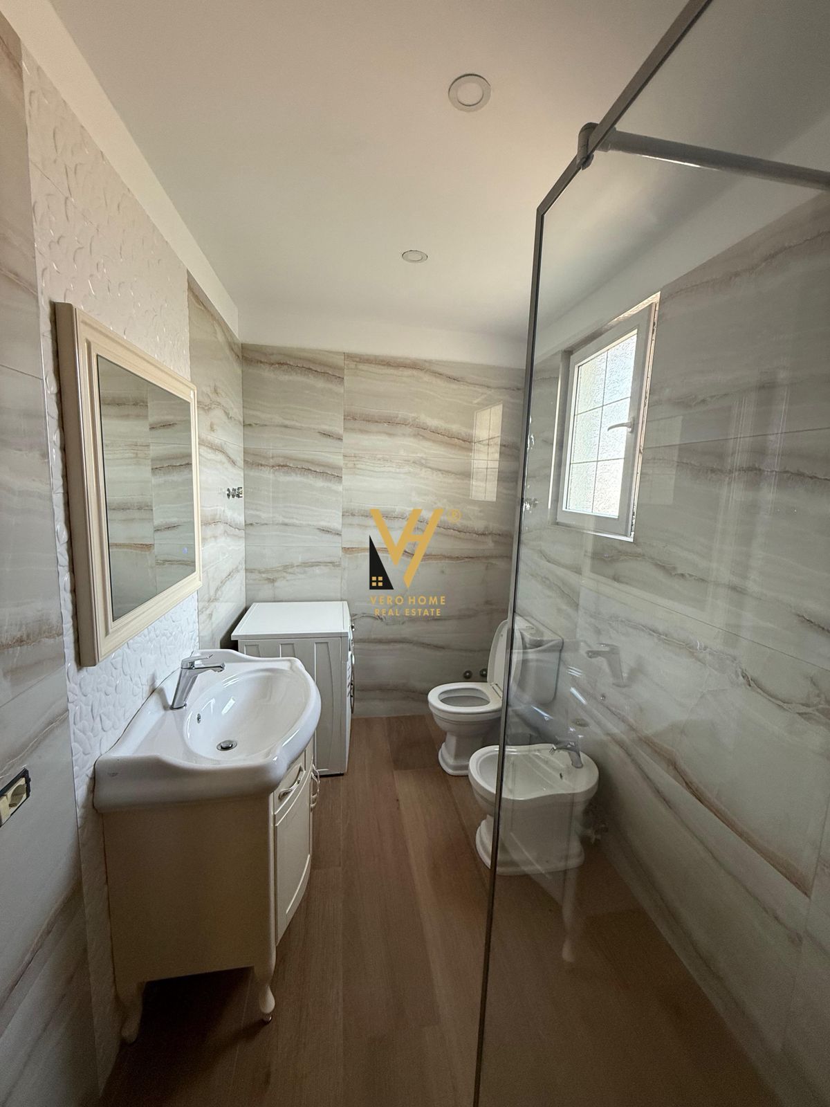 ZYRE 100 M2 ME QERA TE KOMUNA E PARISIT 900 EURO