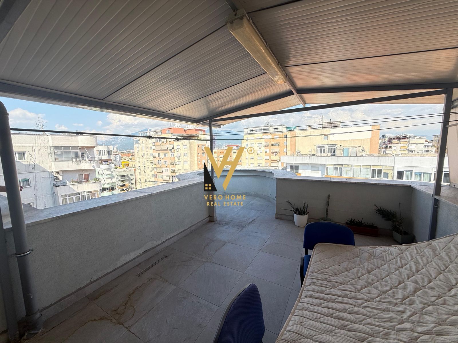 ZYRE 100 M2 ME QERA TE KOMUNA E PARISIT 900 EURO