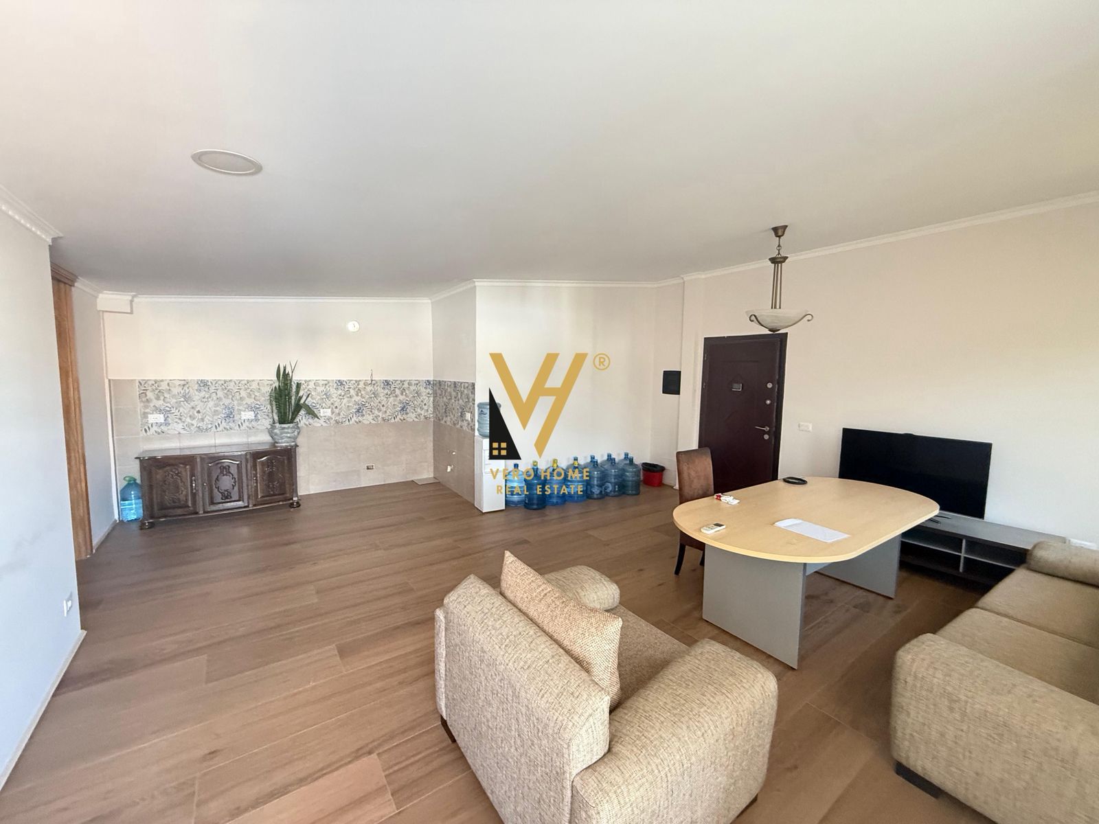 ZYRE 100 M2 ME QERA TE KOMUNA E PARISIT 900 EURO