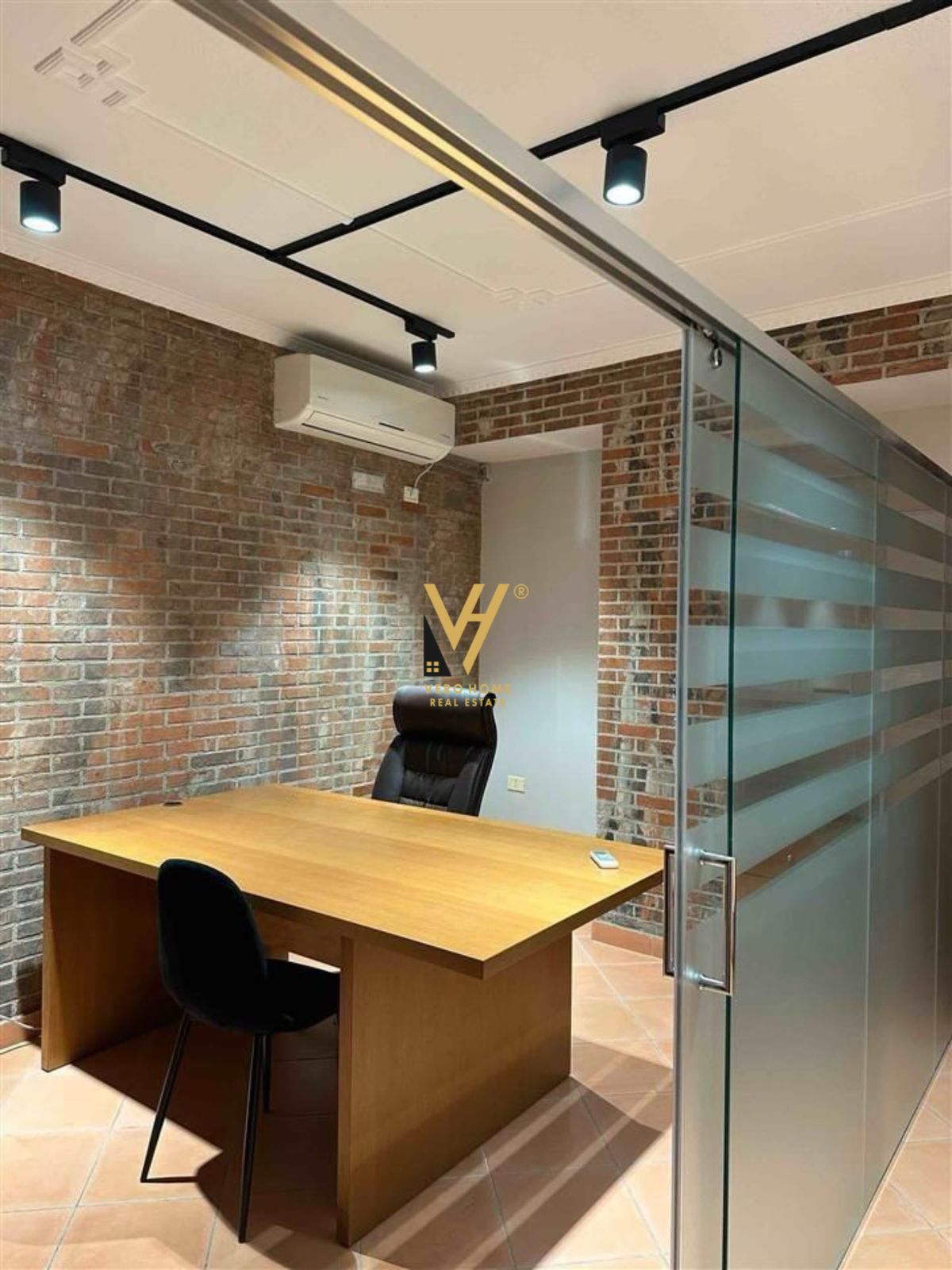 ZYRE 75 M2 ME QERA TE STACIONI I TRENIT 700 EURO