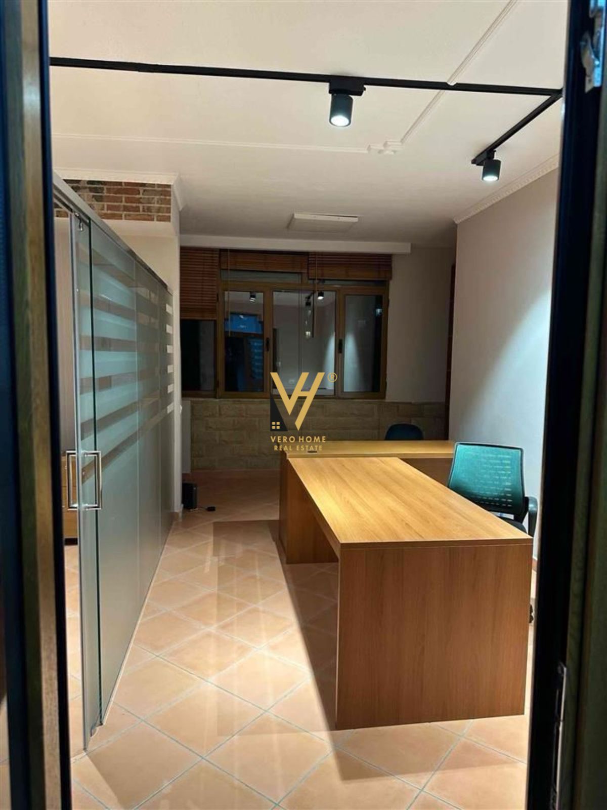 ZYRE 75 M2 ME QERA TE STACIONI I TRENIT 700 EURO