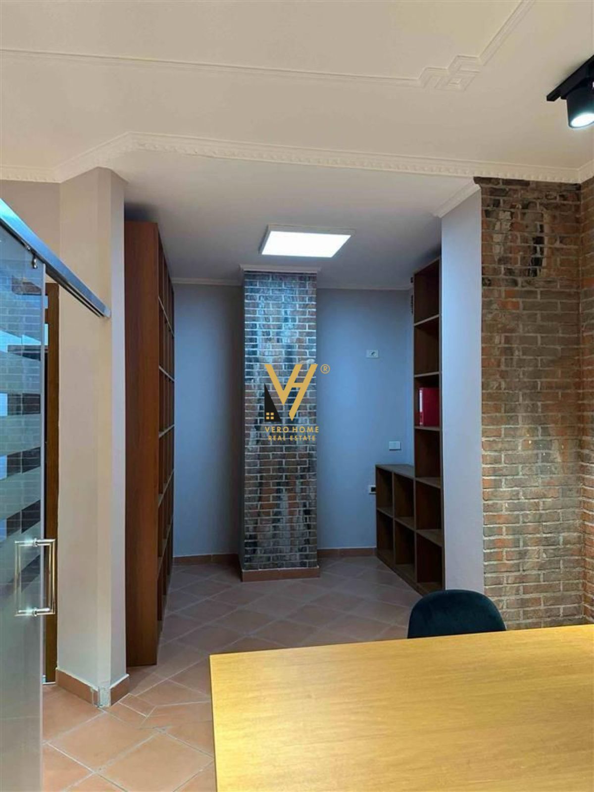 ZYRE 75 M2 ME QERA TE STACIONI I TRENIT 700 EURO