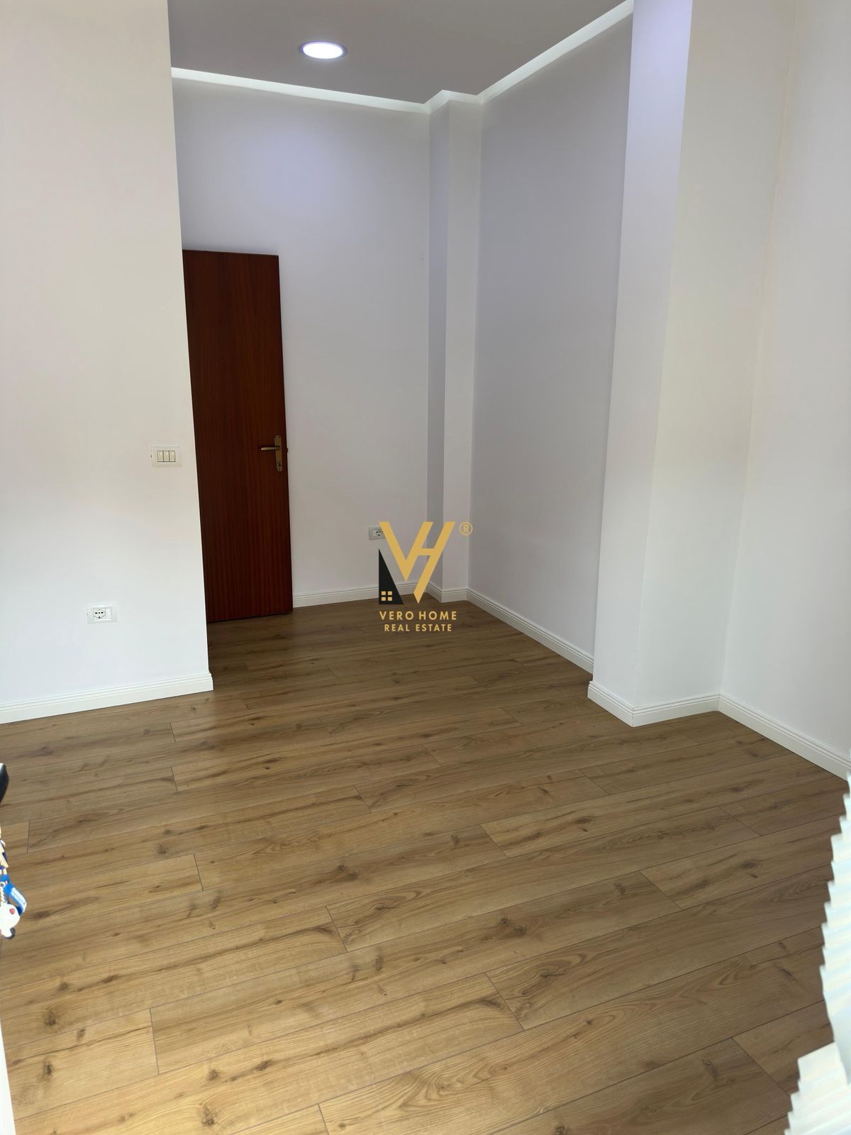 AMBIENT 18 M2 TE KOMUNA E PARISIT 25.000 LEKE