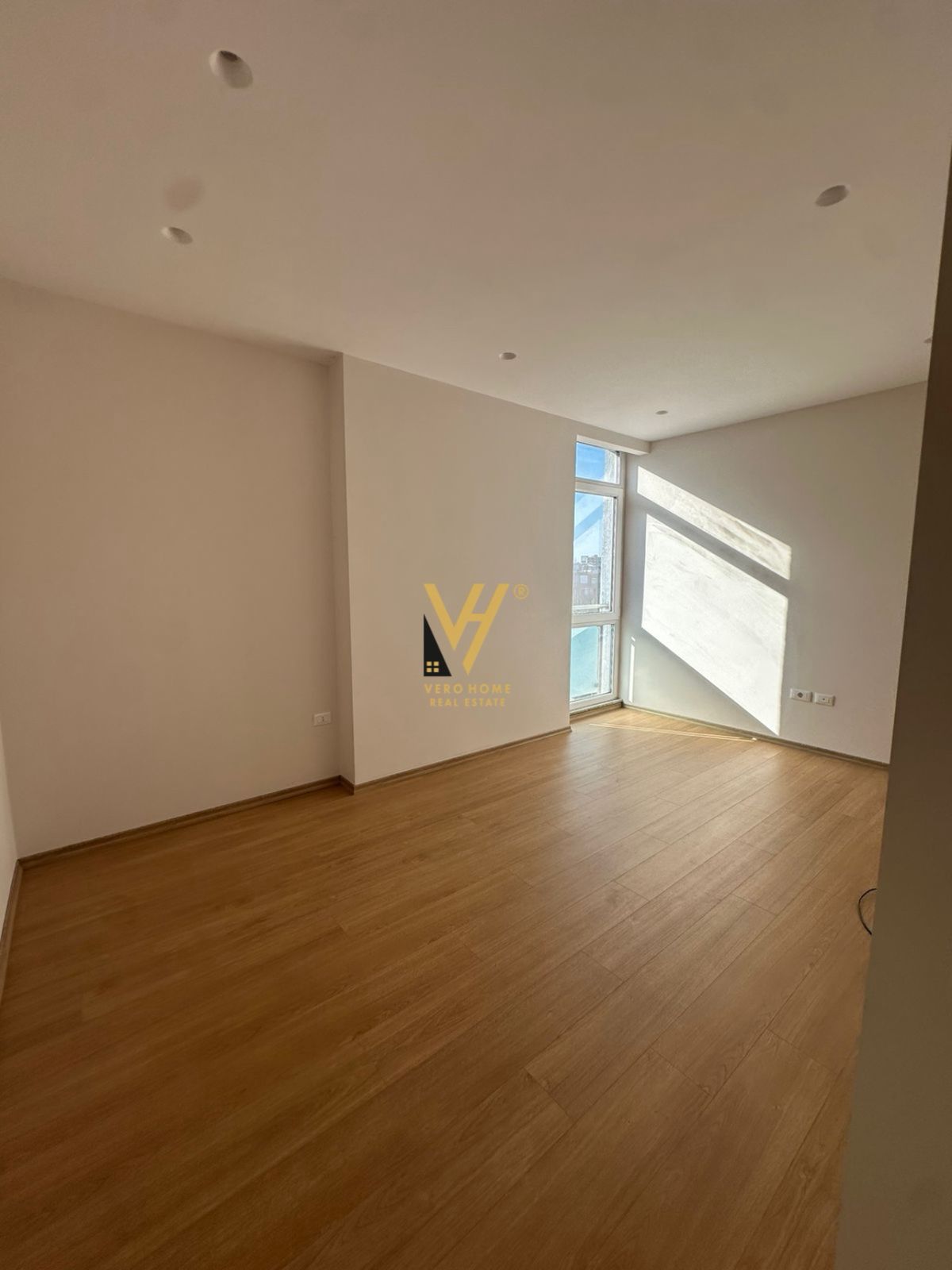 ZYRE 100 M2 TE KOMUNA E PARISIT 100.000 LEKE