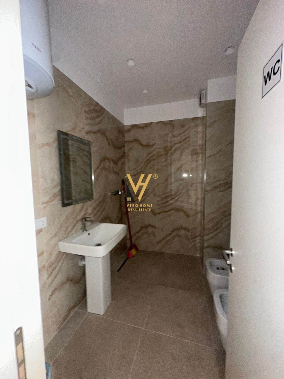 ZYRE 100 M2 TE KOMUNA E PARISIT 100.000 LEKE