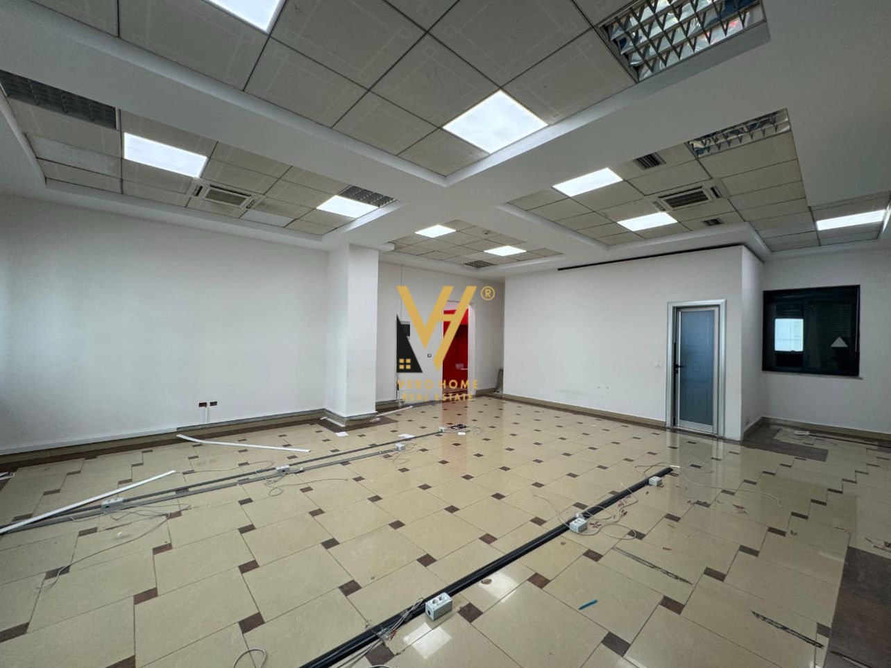 ZYRE 100 M2 ME QIRA TE RRUGA E BARRIKADAVE 800 EUR