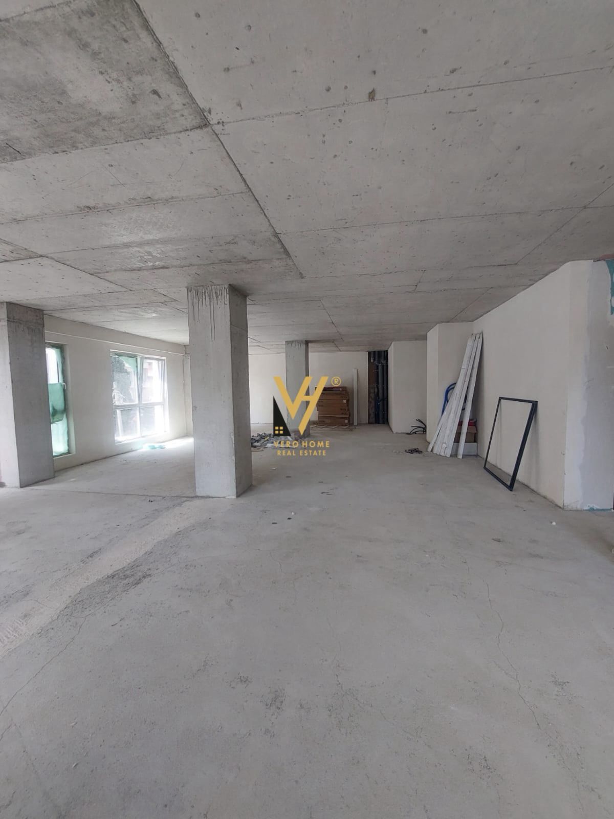 ZYRE 396 M2 TE KOMUNA PARISIT 1.305.000 EURO