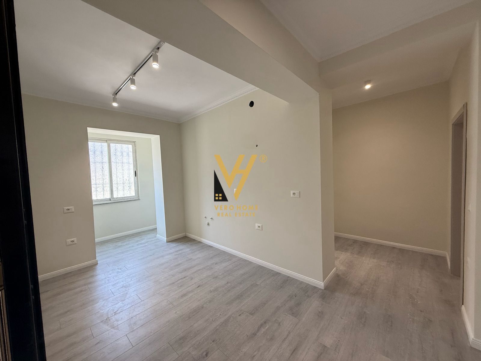 JEPET AMBIENT 80 M2 ME QIRA NE BLLOK 1.200 EURO