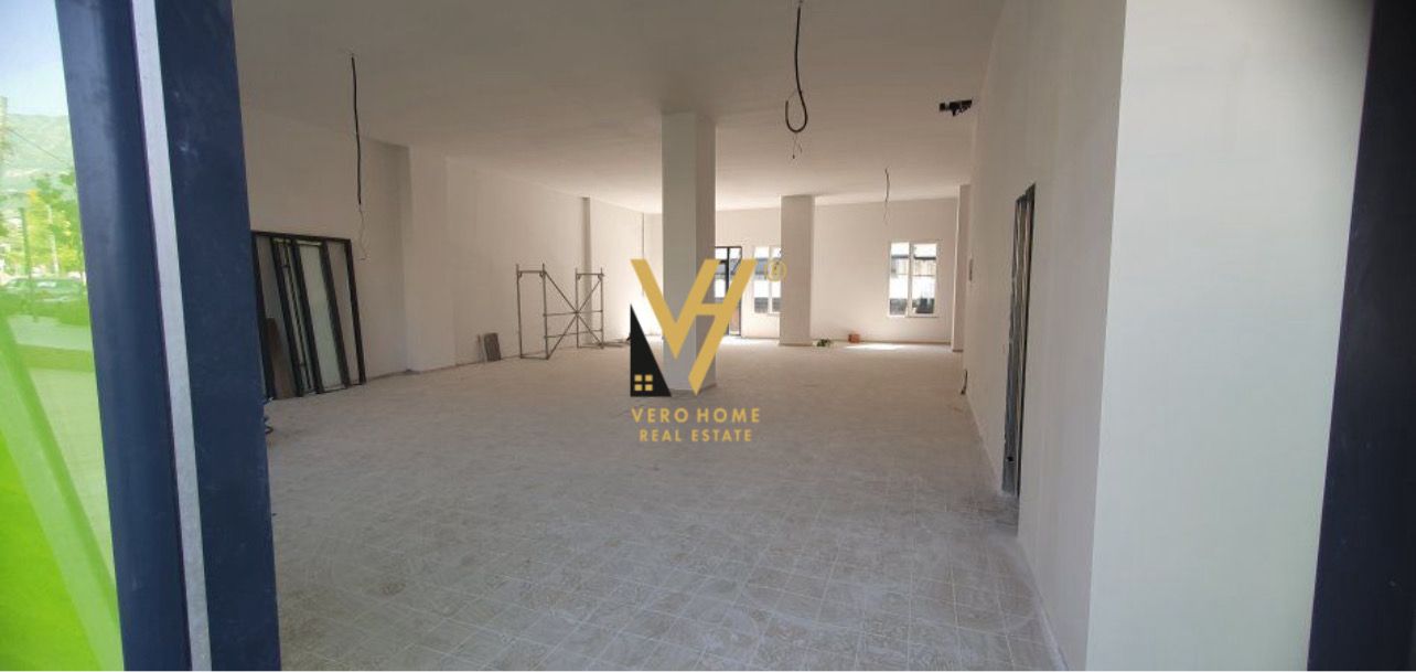 AMBIENT 220 M2 ME QERA NE SHKOZE 4.200 EURO