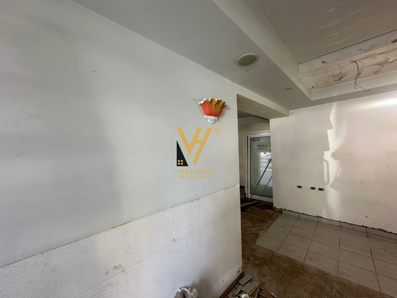 AMBIENT BIZNESI 91 M2 TE STADIUMI DINAMO 1.300 EUR