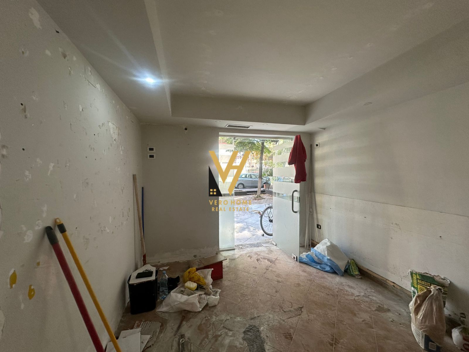 AMBIENT BIZNESI 91 M2 TE STADIUMI DINAMO 1.300 EUR