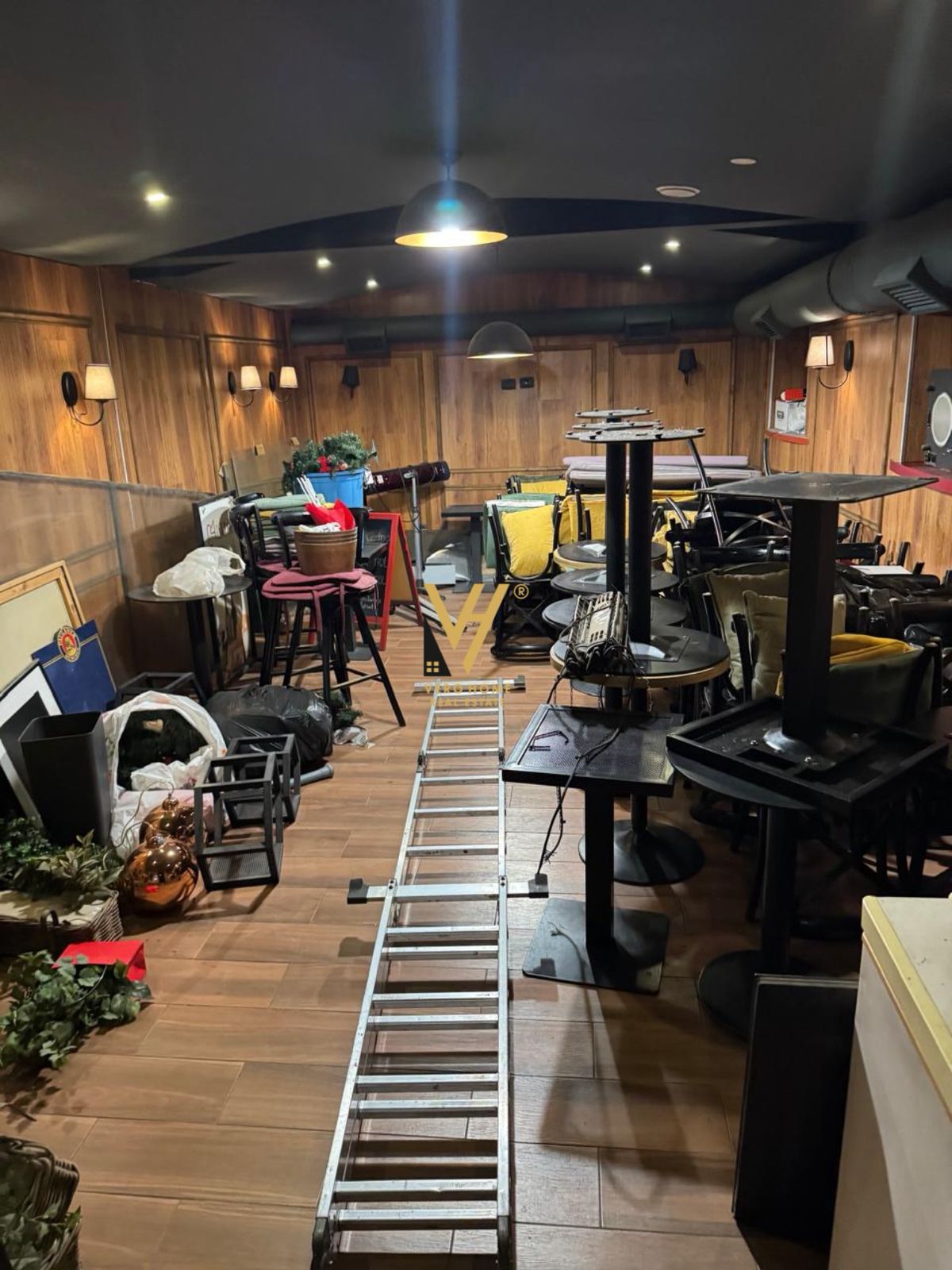 BAR KAFE ME QERA TE RRUGA E DURRESIT 2.200 EURO