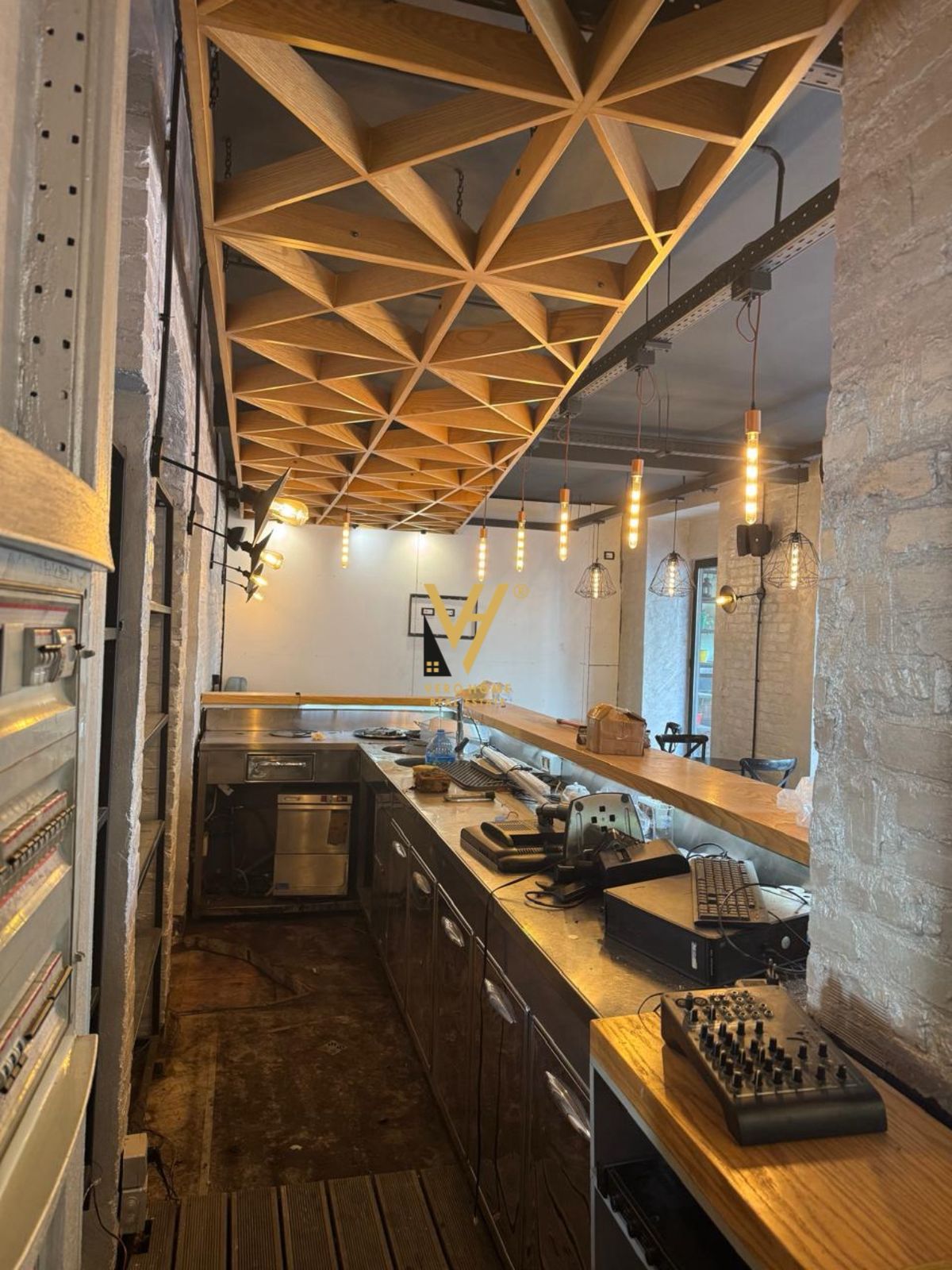 BAR KAFE ME QERA TE RRUGA E DURRESIT 2.200 EURO