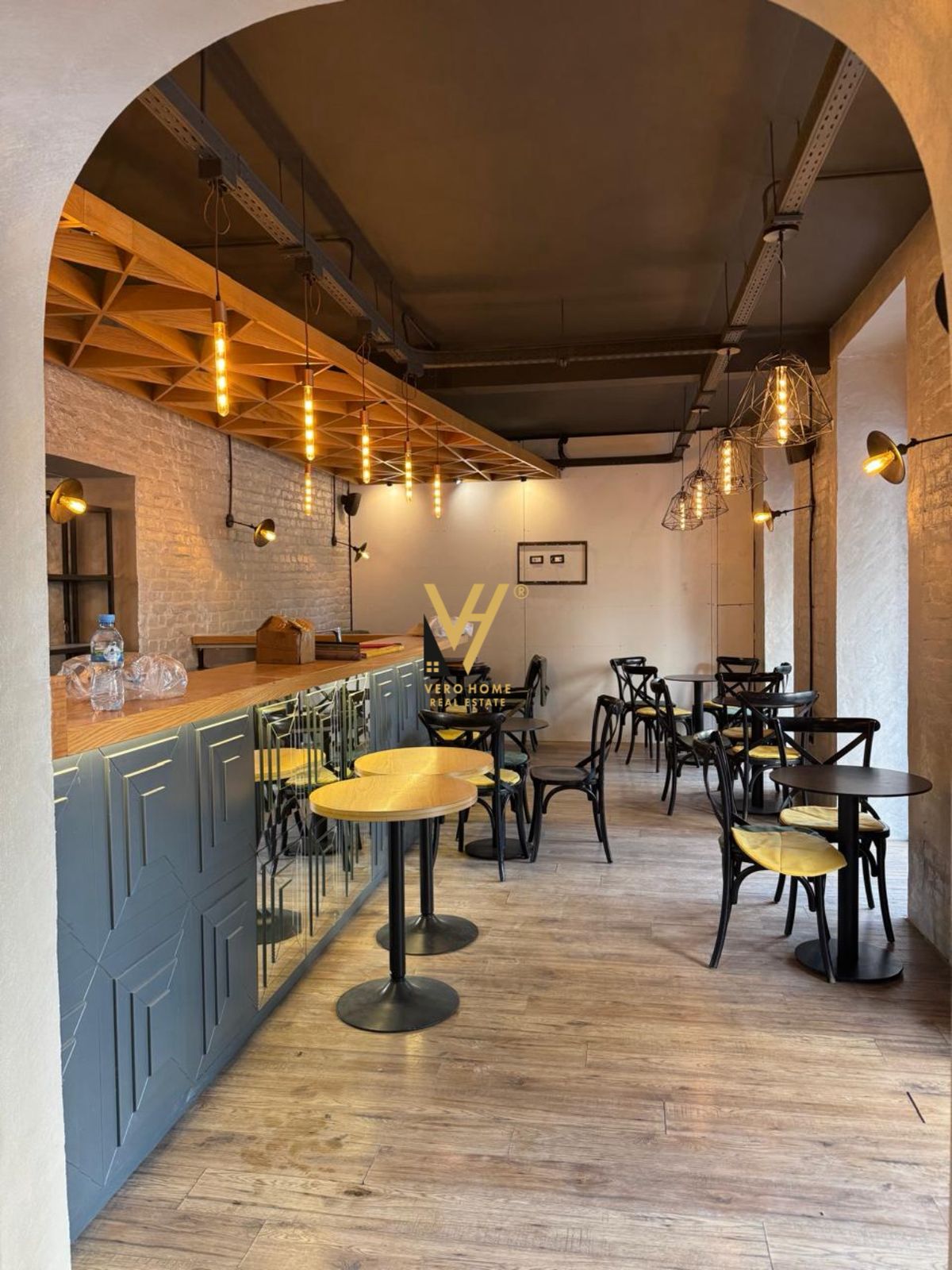 BAR KAFE ME QERA TE RRUGA E DURRESIT 2.200 EURO